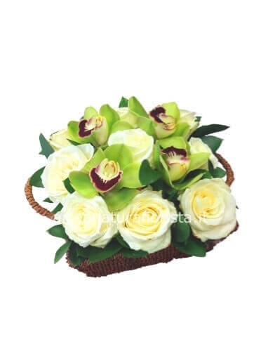 Cestino con orchidee e rose chiare.