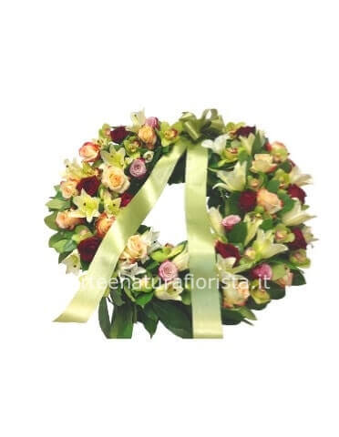 Corona funebre  sulle tonalita' del verde con fiori di stagione