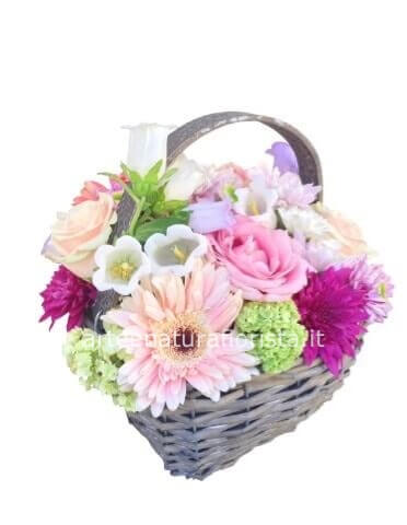 Cestino piccolo con fiori di campo