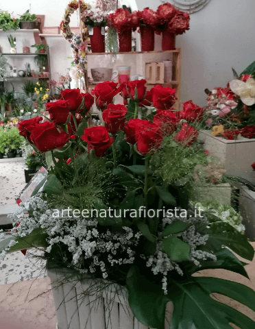 Composizione con 25 rose rosse