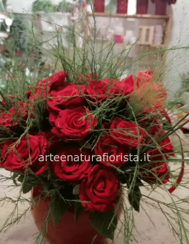 50 rose rosse in vaso di ceramica