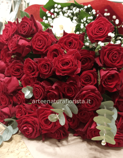 Rose rosse a stelo lungo