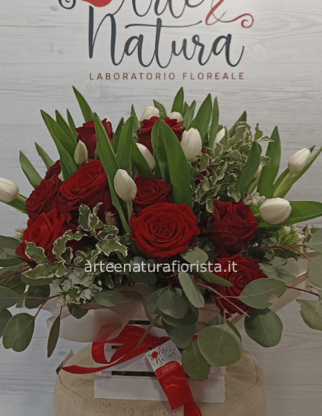 Box con tulipani bianchi e rose rosse