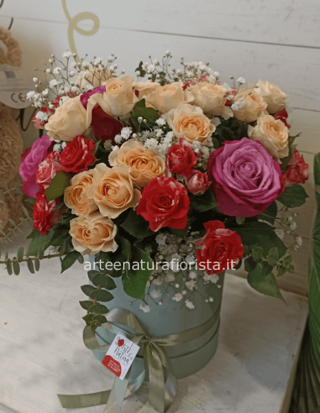 Box rose colorate con mimosa