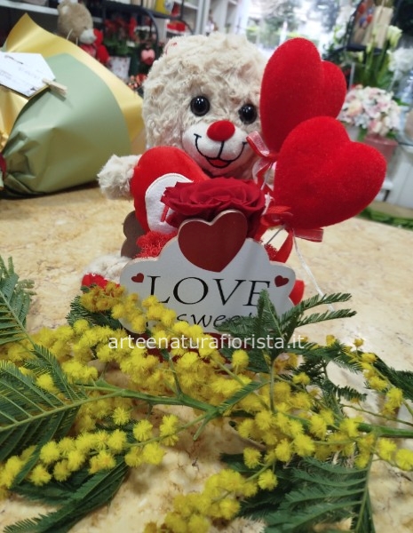 Peluche con rosa eterna e mimosa
