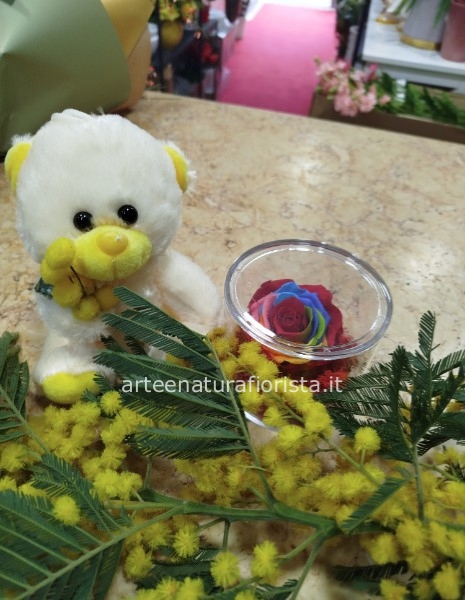 Rosa eterna con peluche e mimosa