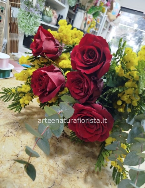 5 rose rosse con mimosa