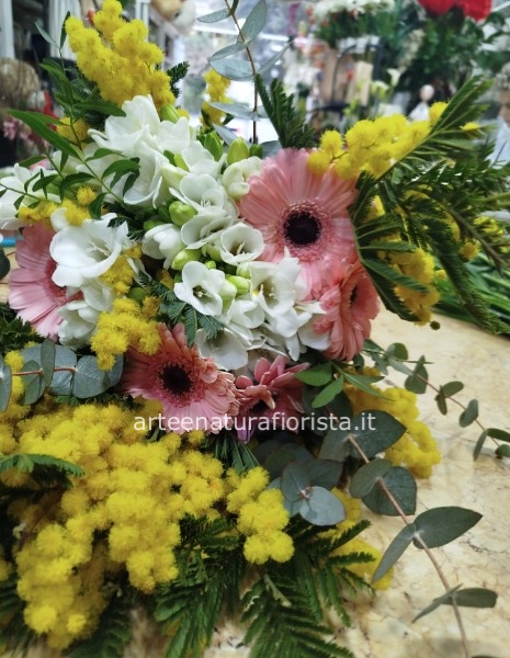 Bouquet campestre con mimosa