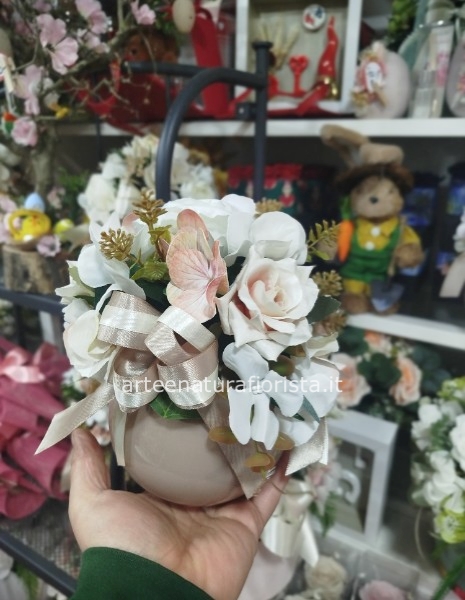 Composizione di fiori artificiali