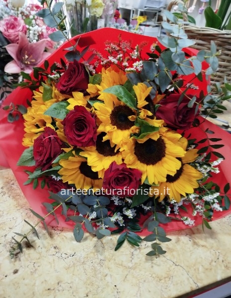 Bouquet girasoli e rose rosse