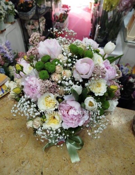 Mega box con peonie ,rose inglesi e tulipani